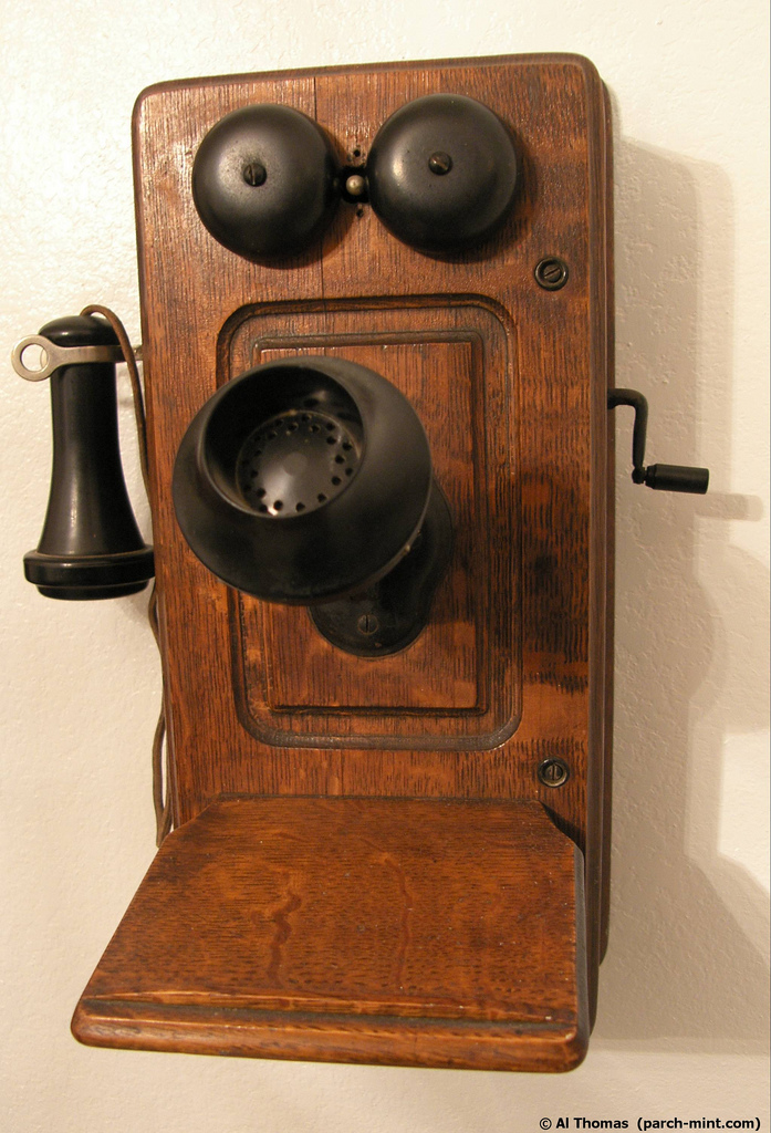 Mirs телефон. Первый телефонный аппарат. Первый телефон. Первый телефонный аппарат в мире. Самый первый телефон.